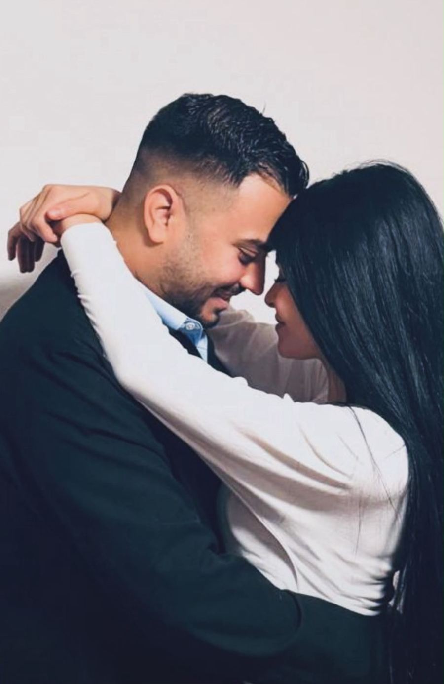 Younes og Asmaa med panderne mod hinanden